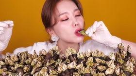 韩国女网红吃琥珀糖果,甜蜜瞬间引发网友热议！