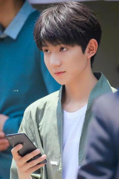 今日头条王源美图照片,颜值巅峰引网友热议