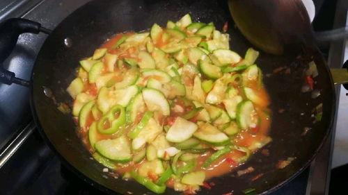 逗朋友吃角瓜,与好友共享角瓜美食之旅